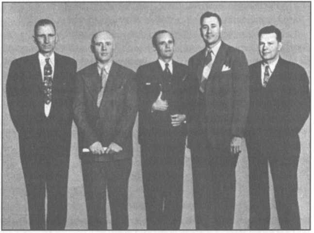Oral Roberts tham gia chiến dịch của Branham campaign tại thành phố Kansas năm 1948. Bức hình trên khá hiếm, từ trái qua phải: Young Brown, Jack Moore, William Branham, Oral Roberts, và Gordon Lindsay